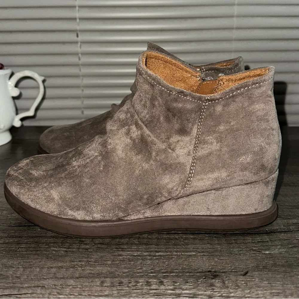 EuroSoft by‎ Sofft Jora Wedge Ankle Faux Suede Bootie Size 7.5 *FLAWS*